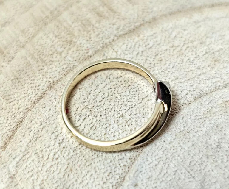 zloty-pierscionek-brylant-na-lapce-z-bialego-zlota-207gr-585-r13-kolor-dominujacy-205826-225106