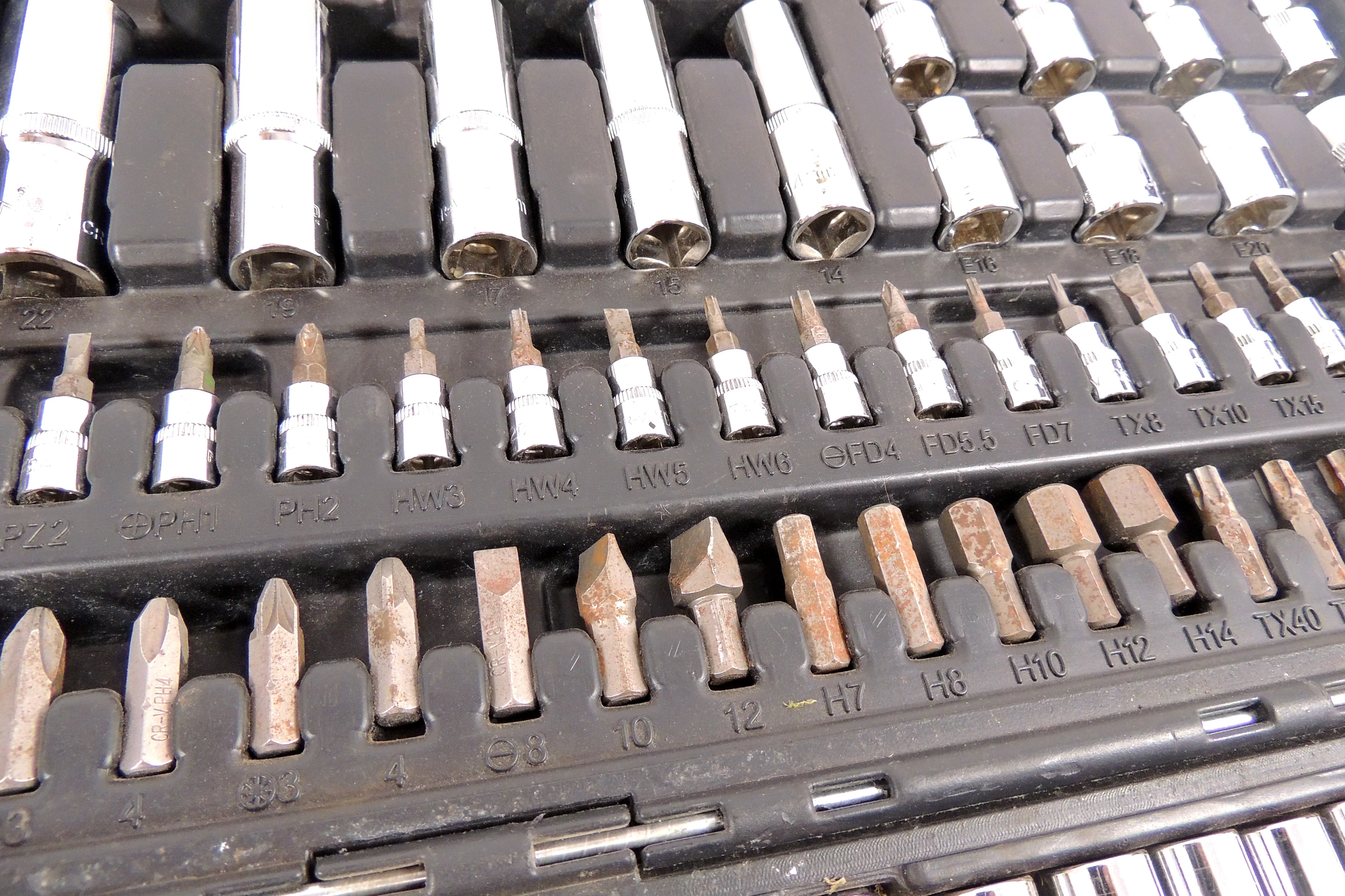 neo-zestaw-kluczy-nasadowych-110e-12-14-torx-bity-walizka-10-211-liczba-elementow-w-zestawie-110