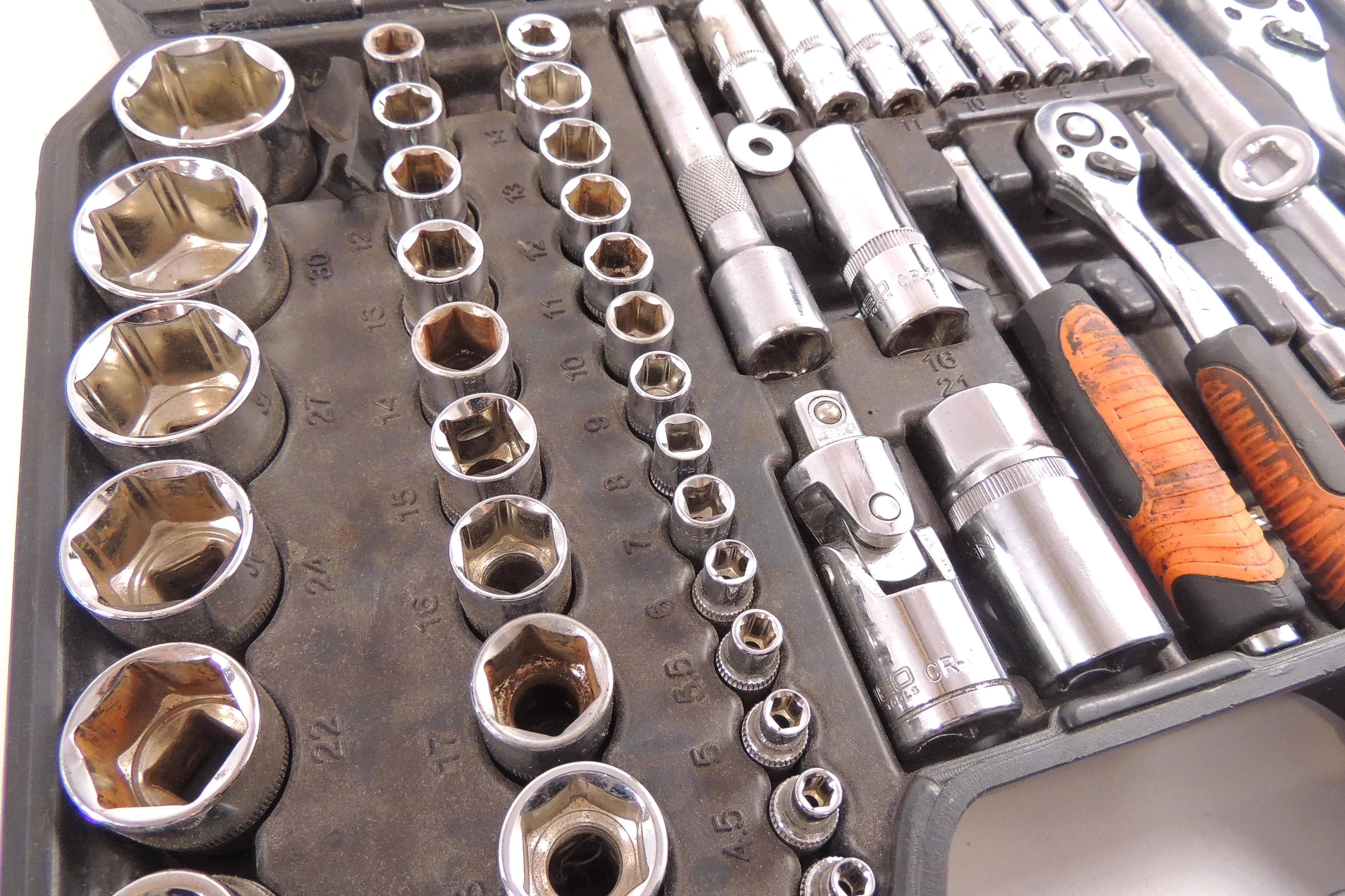 neo-zestaw-kluczy-nasadowych-110e-12-14-torx-bity-walizka-10-211-stan-11323-2