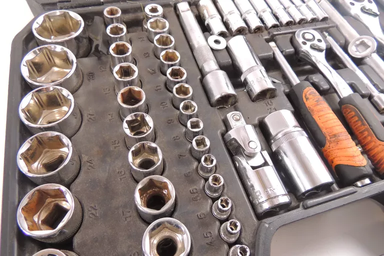 neo-zestaw-kluczy-nasadowych-110e-12-14-torx-bity-walizka-10-211-stan-11323-2