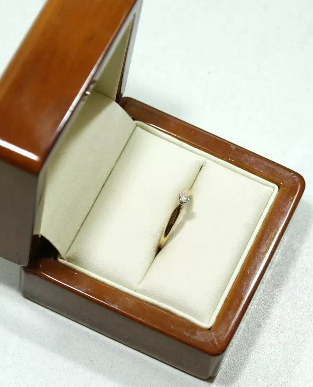 SUBTELNY ZARĘCZYNOWY ZŁOTY PIERŚCIONEK Z BRYLANTEM 14K