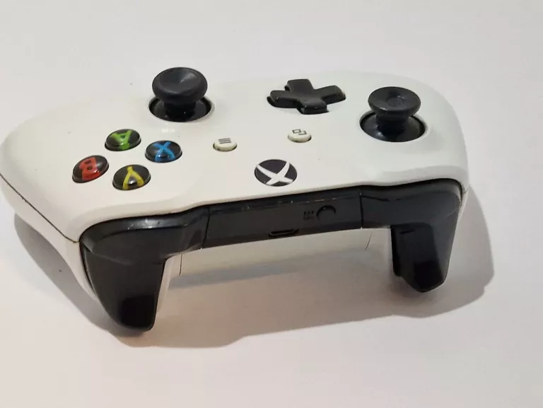 KONTROLER XBOX ONE BIAŁY + STACJA DOKUJĄCA