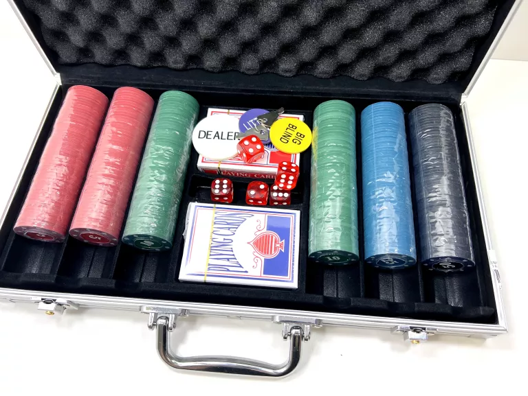 ZESTAW DO GRY W POKERA 300 SZT ŻETONÓW 2 X TALIA KARTY POKER WALIZKA