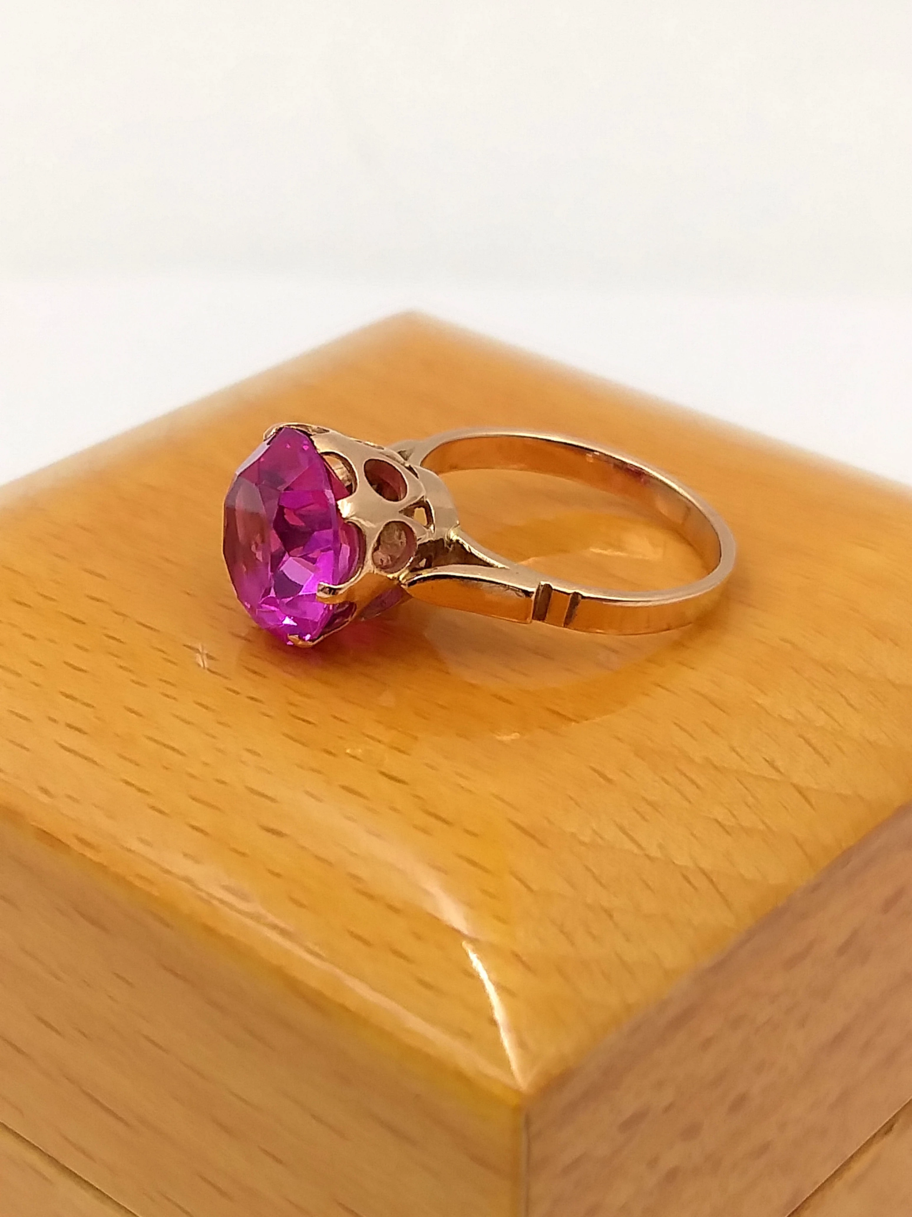 zloty-pierscionek-z-rubinem-syntetycznym-583-r12-437g-waga-215