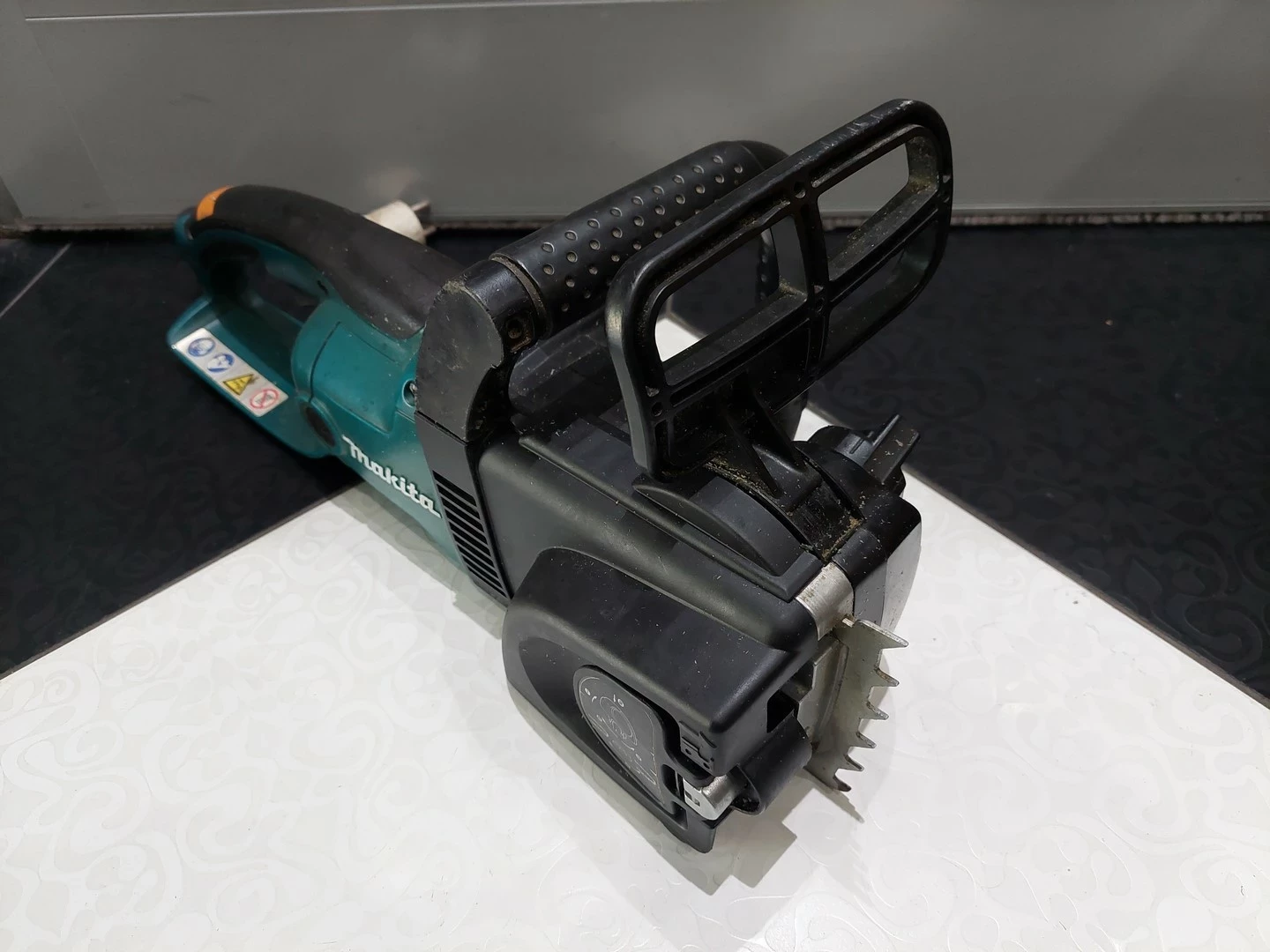 elektryczna-pila-lancuchowa-makita-uc4030a-maksymalna-moc-200000