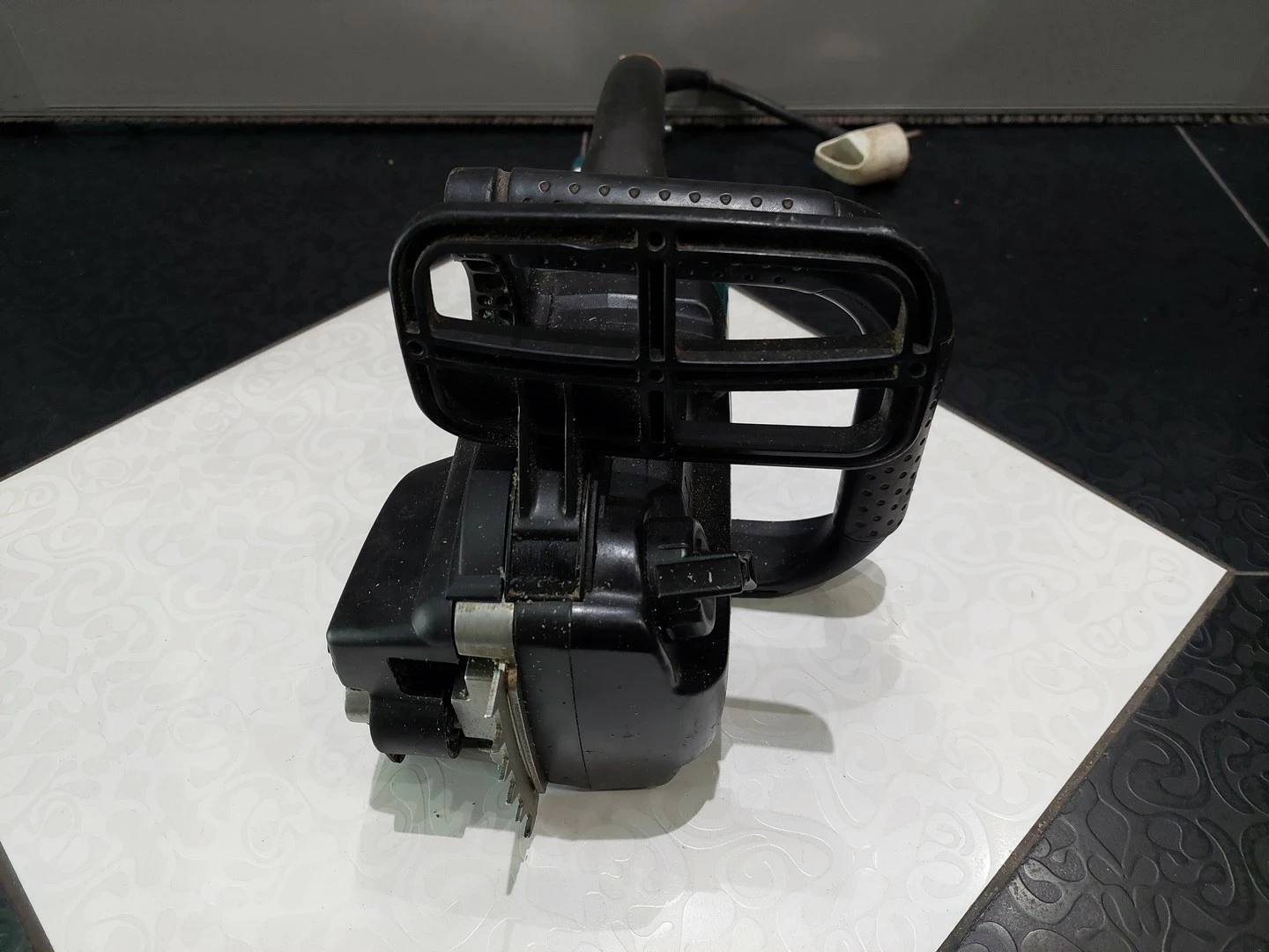 elektryczna-pila-lancuchowa-makita-uc4030a-zasilanie-209202-238306