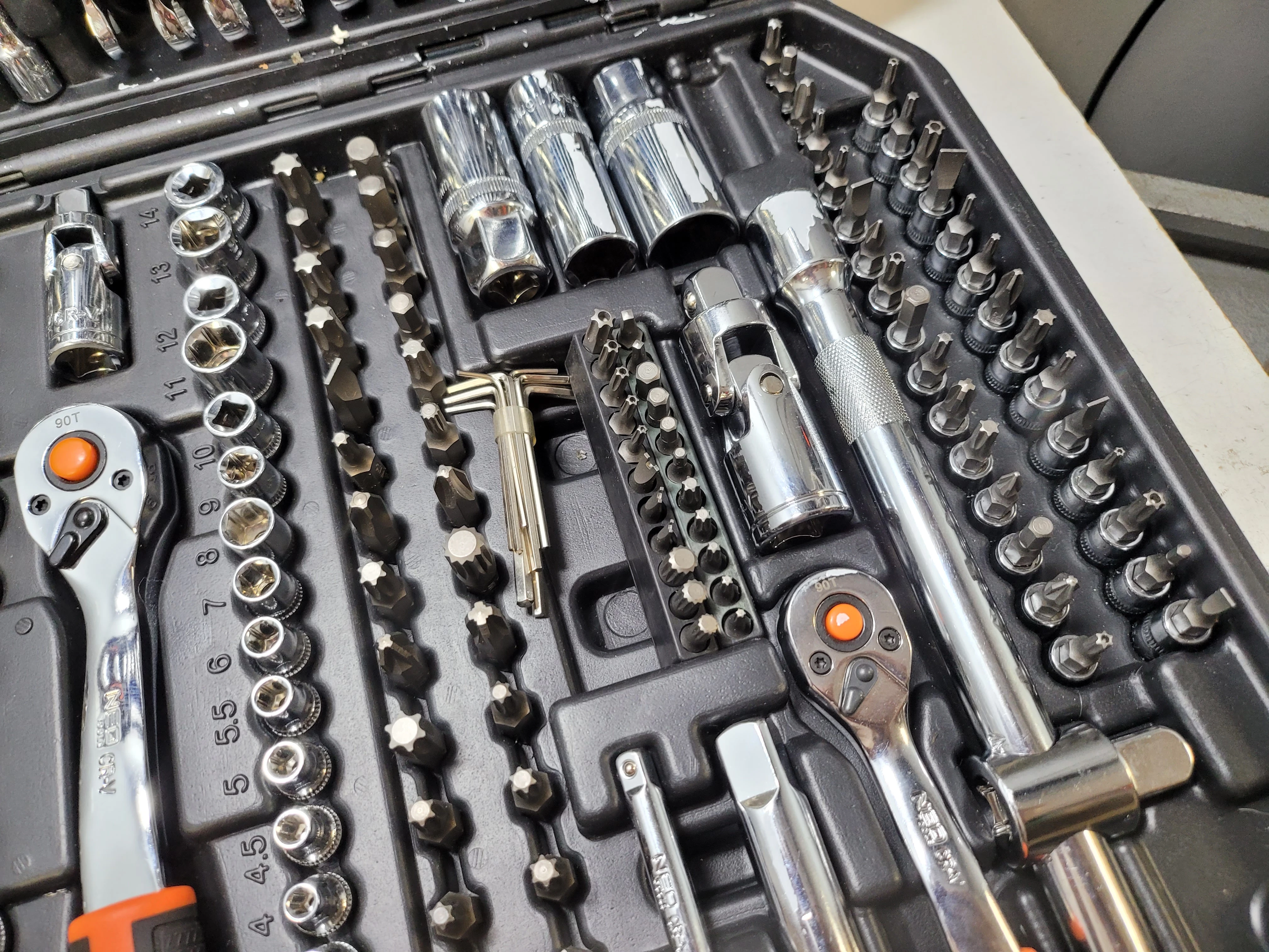 duzy-zestaw-219-elementow-kluczy-nasadowych-klucze-nasadowe-neo-tools-kod-producenta-08-671-px