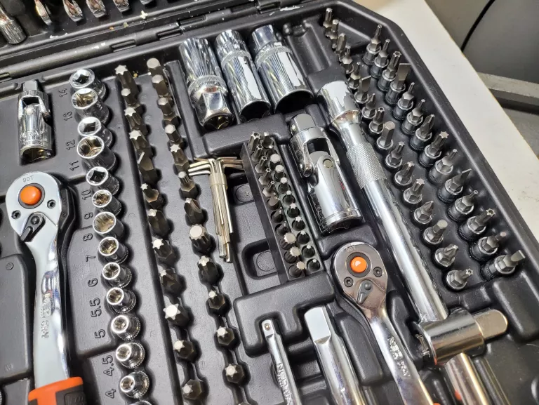 duzy-zestaw-219-elementow-kluczy-nasadowych-klucze-nasadowe-neo-tools-kod-producenta-08-671-px