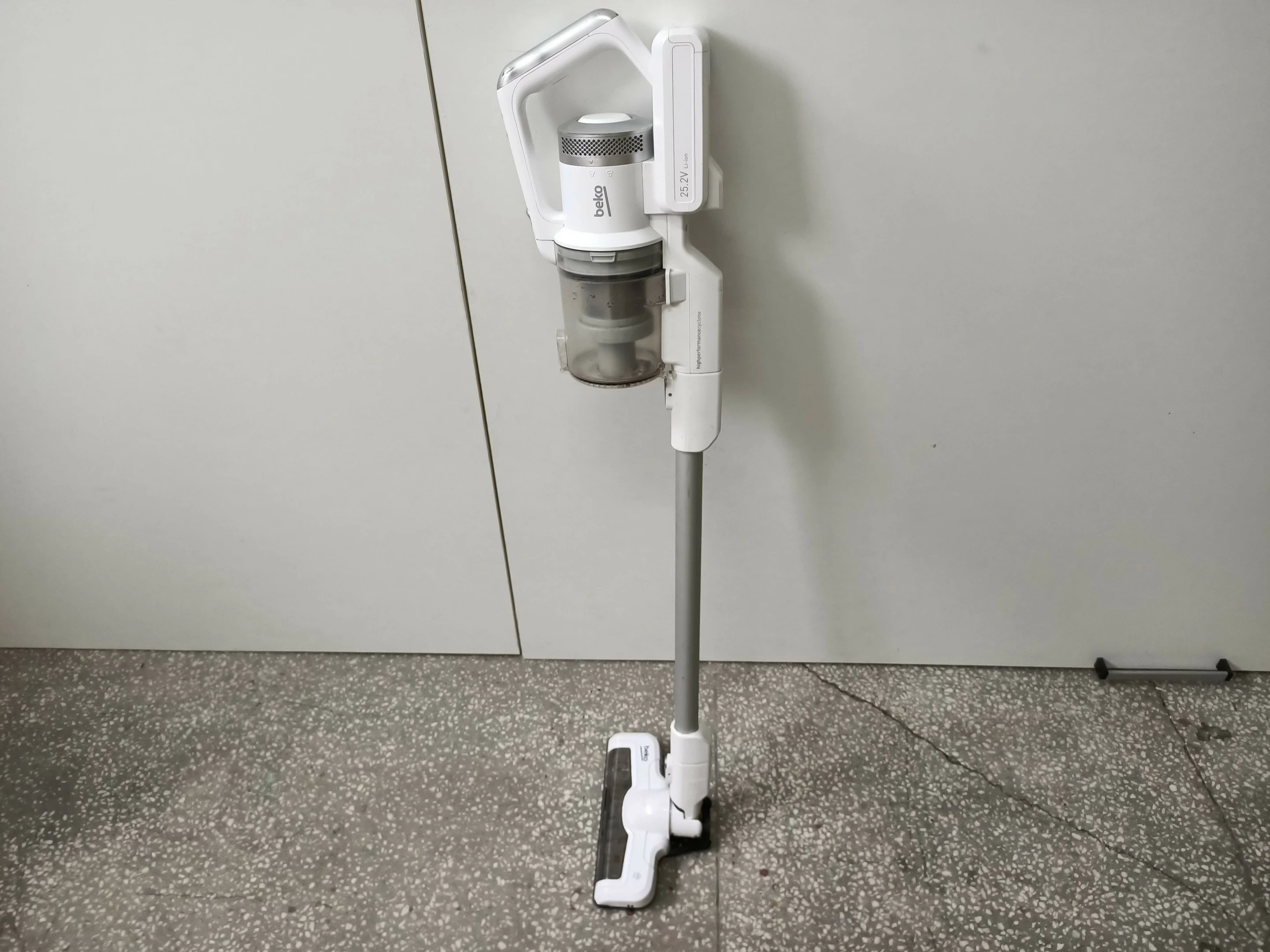 odkurzacz-pionowy-beko-wetclean-vrt-71025-350w-aku-li-ion-kolor-dominujacy-129357-2