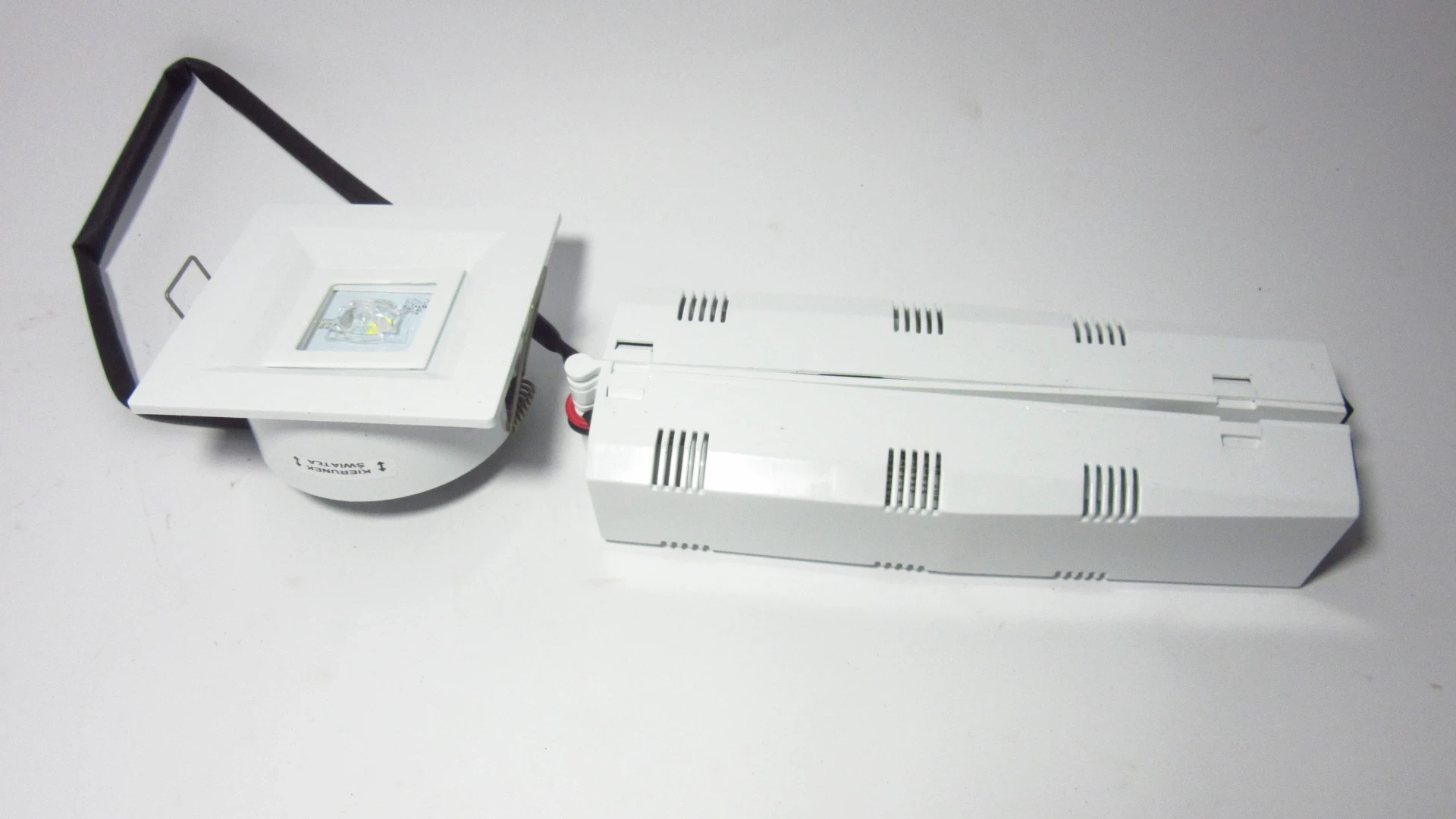 oprawa-oswietlenia-awaryjnego-lovato-p-rodzaj-gwintu-24232-1