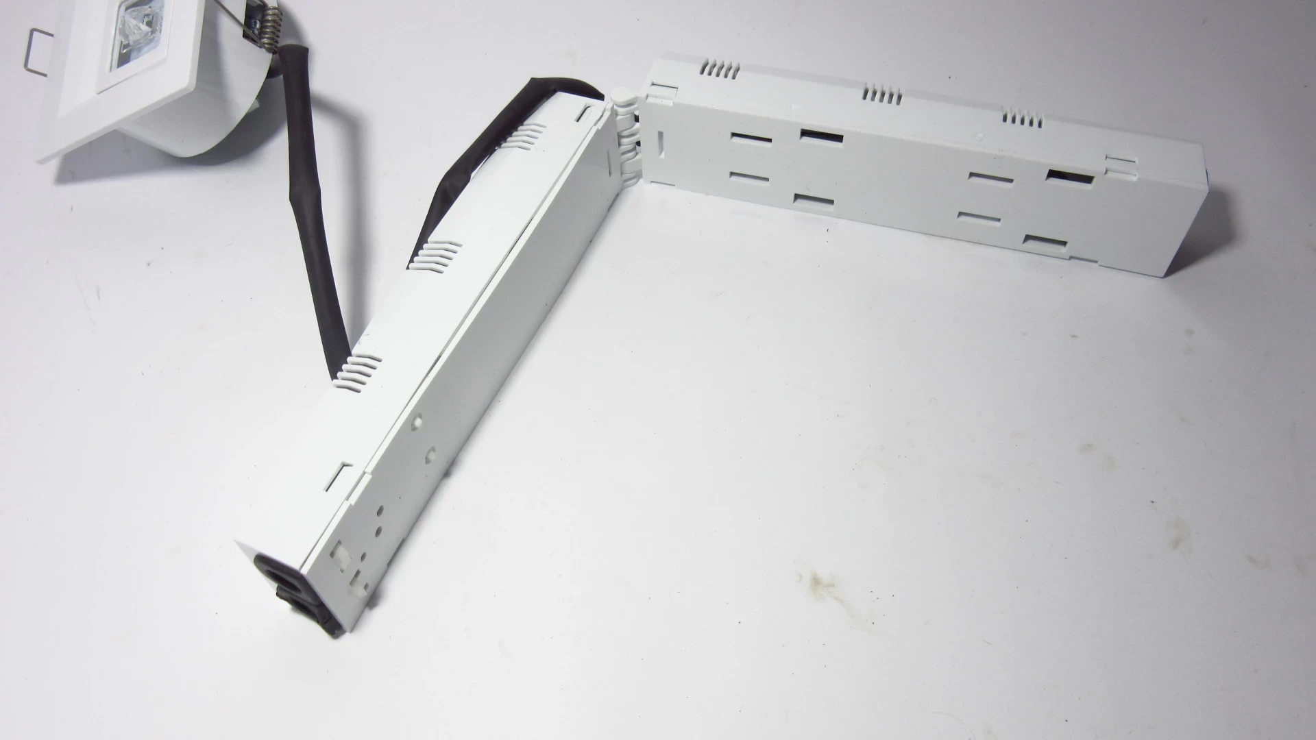 oprawa-oswietlenia-awaryjnego-lovato-p-stan-11323-2