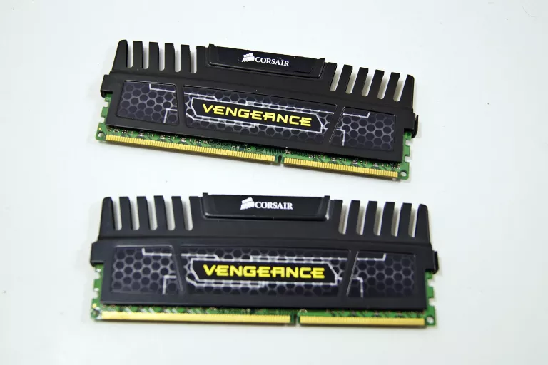 PAMIĘĆ RAM CORSAIR VENGEANCE 8GB (2X4GB) DDR3 1600MHZ CL9 CMZ8GX3M2A1600C9