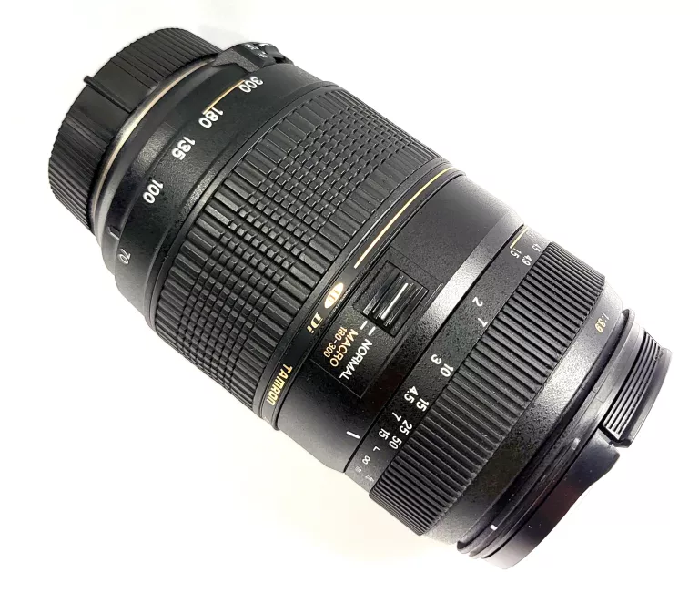 TELEOBIEKTYW TAMRON AF 70-300 MM TELEMACRO (1:2) 62 A17