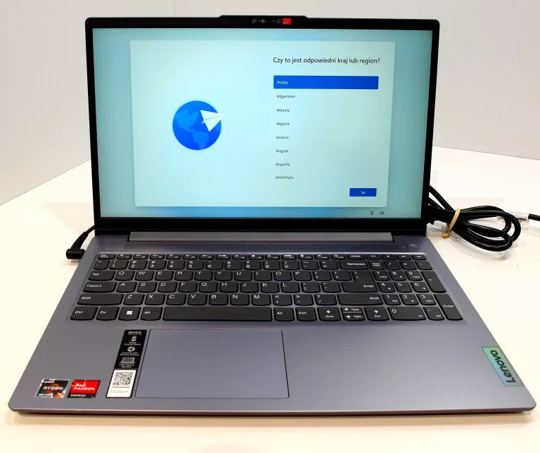 LAPTOP IBM, LENOVO IDEAPAD SLIM 3 15AMN8 15,6 " AMD RYZEN 3 8 GB / 512 GB