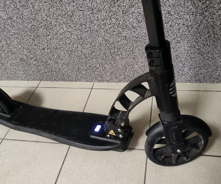 HULAJNOGA ELEKTRYCZNA SPOKEY MOBIUS 12KM/H