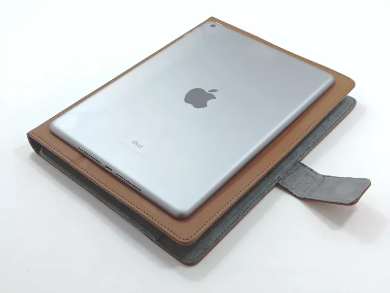 TABLET IPAD A1822 MP2F2LL/A + ETUI ŁADOWARKA KABEL