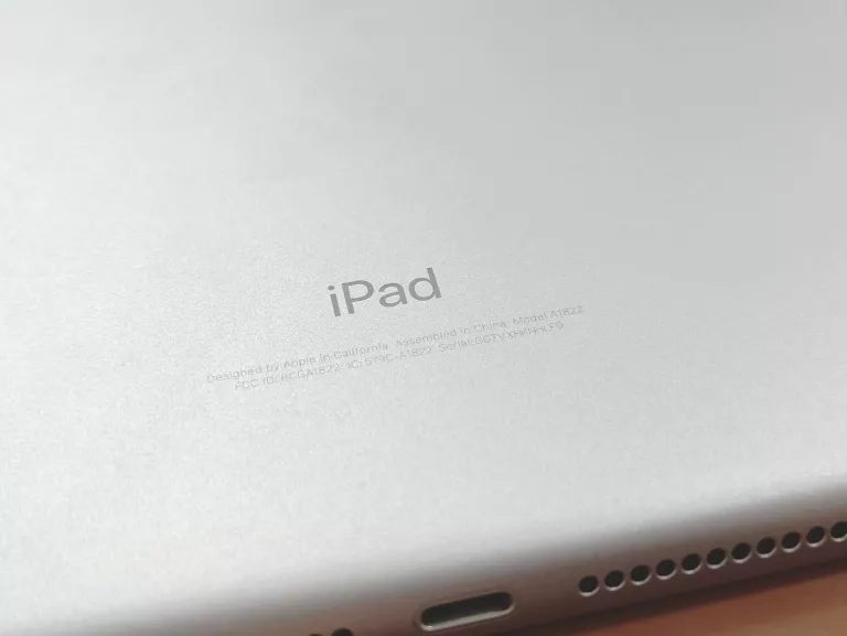 TABLET IPAD A1822 MP2F2LL/A + ETUI ŁADOWARKA KABEL