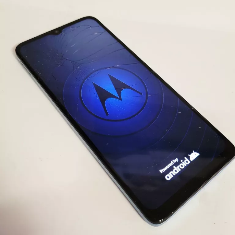 TELEFON MOTOROLA MOTO E22 PEKNIETY
