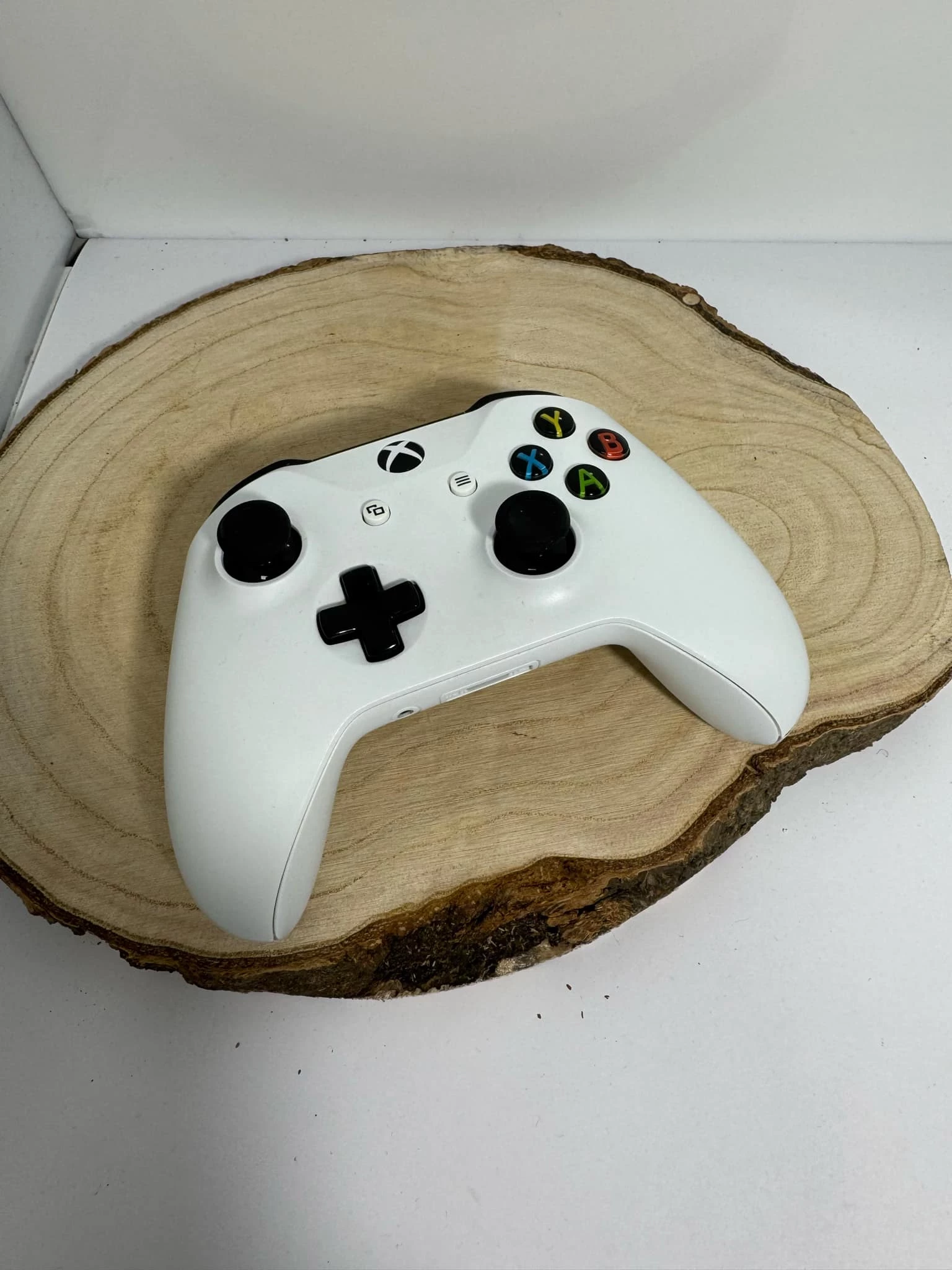 konsola-xbox-one-s-1tb-komplet-liczba-kontrolerow-w-zestawie-205994-225550