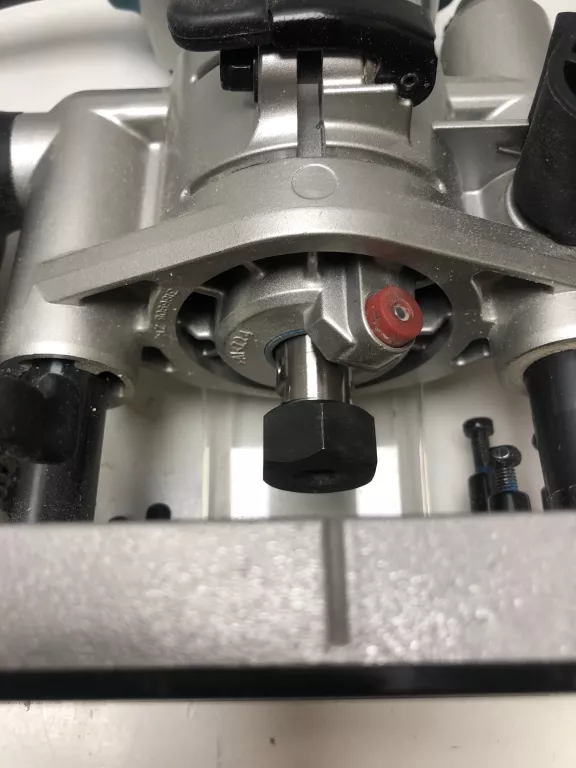 FREZARKA MAKITA RT0702C