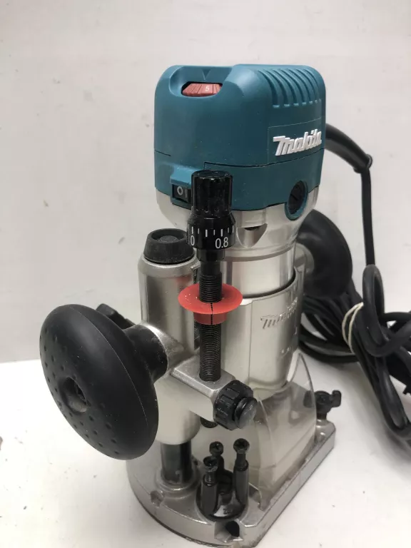 FREZARKA MAKITA RT0702C