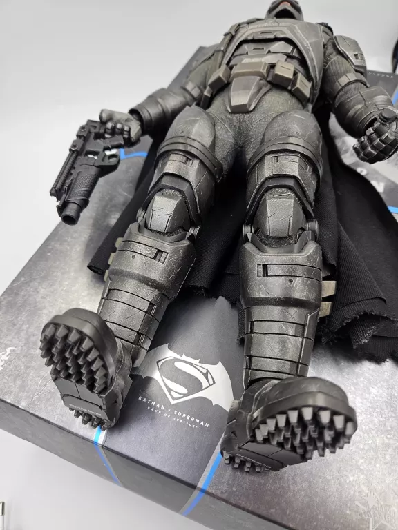 HOT TOYS 1/6 MMS 349 BATMAN V SUPERMAN ARMORED BATMAN FIGURE