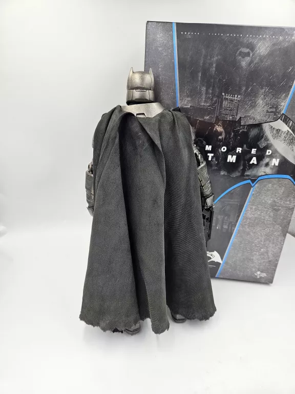 HOT TOYS 1/6 MMS 349 BATMAN V SUPERMAN ARMORED BATMAN FIGURE