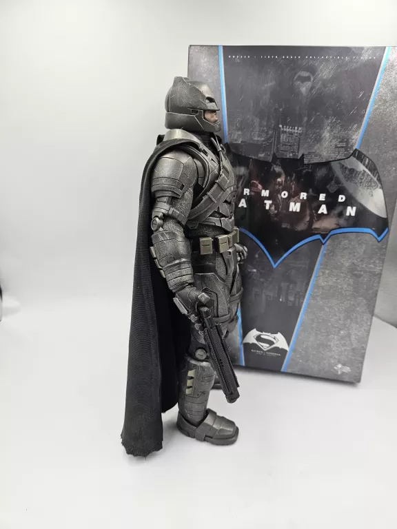 HOT TOYS 1/6 MMS 349 BATMAN V SUPERMAN ARMORED BATMAN FIGURE