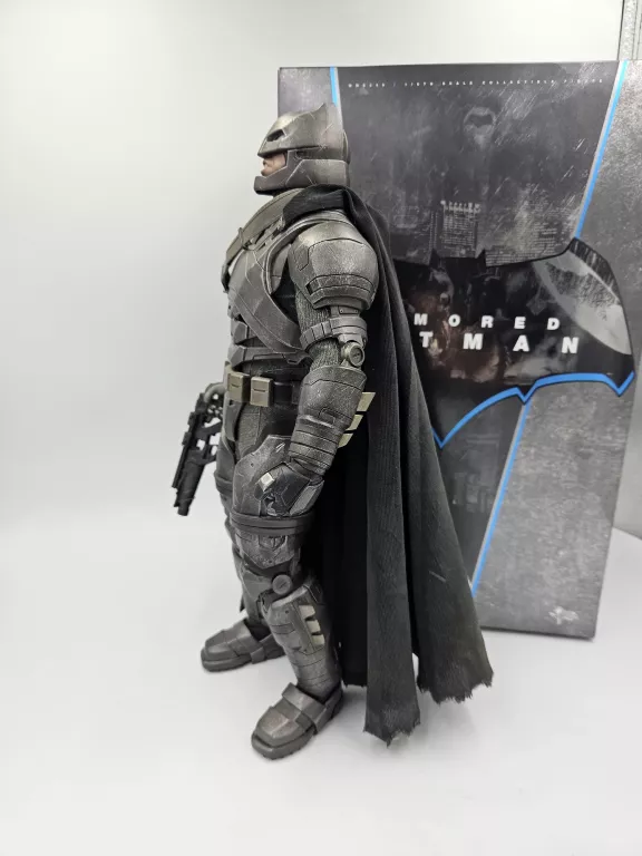 HOT TOYS 1/6 MMS 349 BATMAN V SUPERMAN ARMORED BATMAN FIGURE