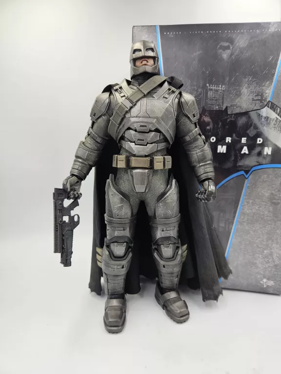 HOT TOYS 1/6 MMS 349 BATMAN V SUPERMAN ARMORED BATMAN FIGURE