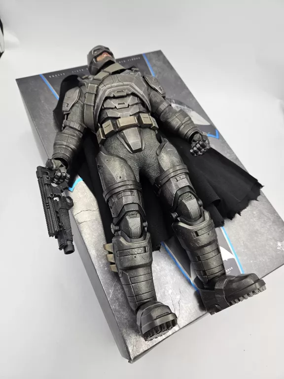 HOT TOYS 1/6 MMS 349 BATMAN V SUPERMAN ARMORED BATMAN FIGURE