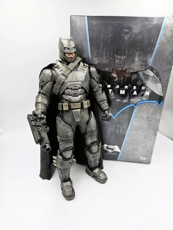 HOT TOYS 1/6 MMS 349 BATMAN V SUPERMAN ARMORED BATMAN FIGURE
