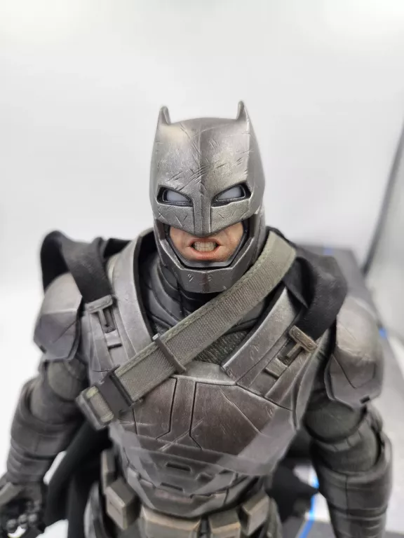 HOT TOYS 1/6 MMS 349 BATMAN V SUPERMAN ARMORED BATMAN FIGURE