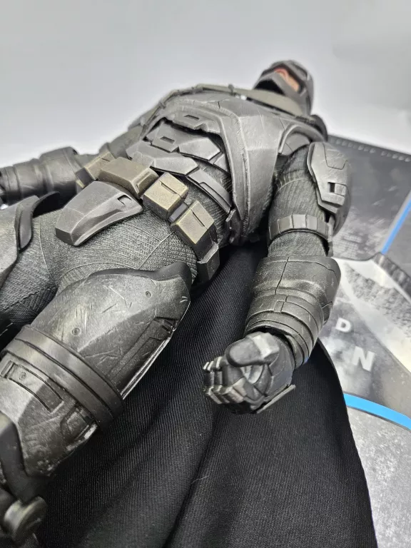 HOT TOYS 1/6 MMS 349 BATMAN V SUPERMAN ARMORED BATMAN FIGURE