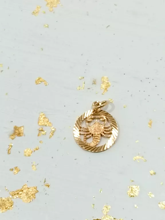 ZŁOTY WISIOREK RAK 0,9G PR585