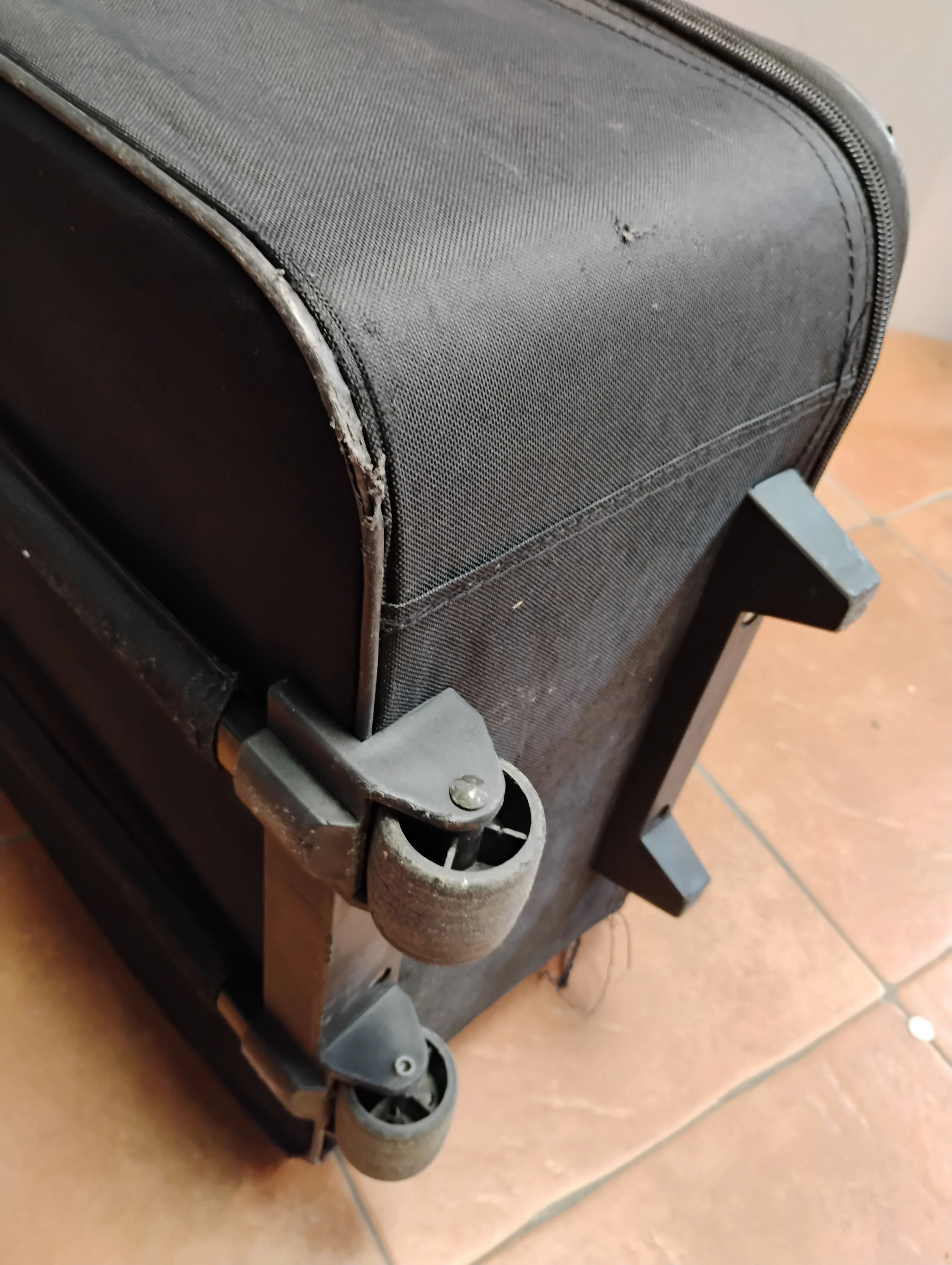 duza-walizka-podrozna-materialowa-opis-marka-25929-41