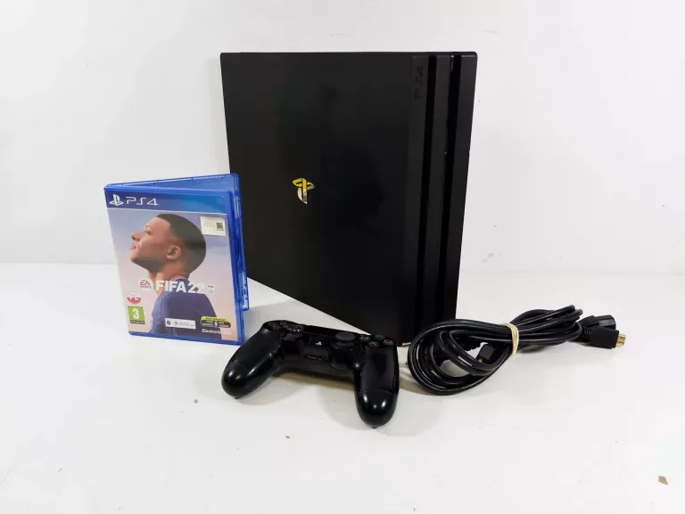 KONSOLA PS4 PRO 1TB +PAD+FIFA22+KABLE