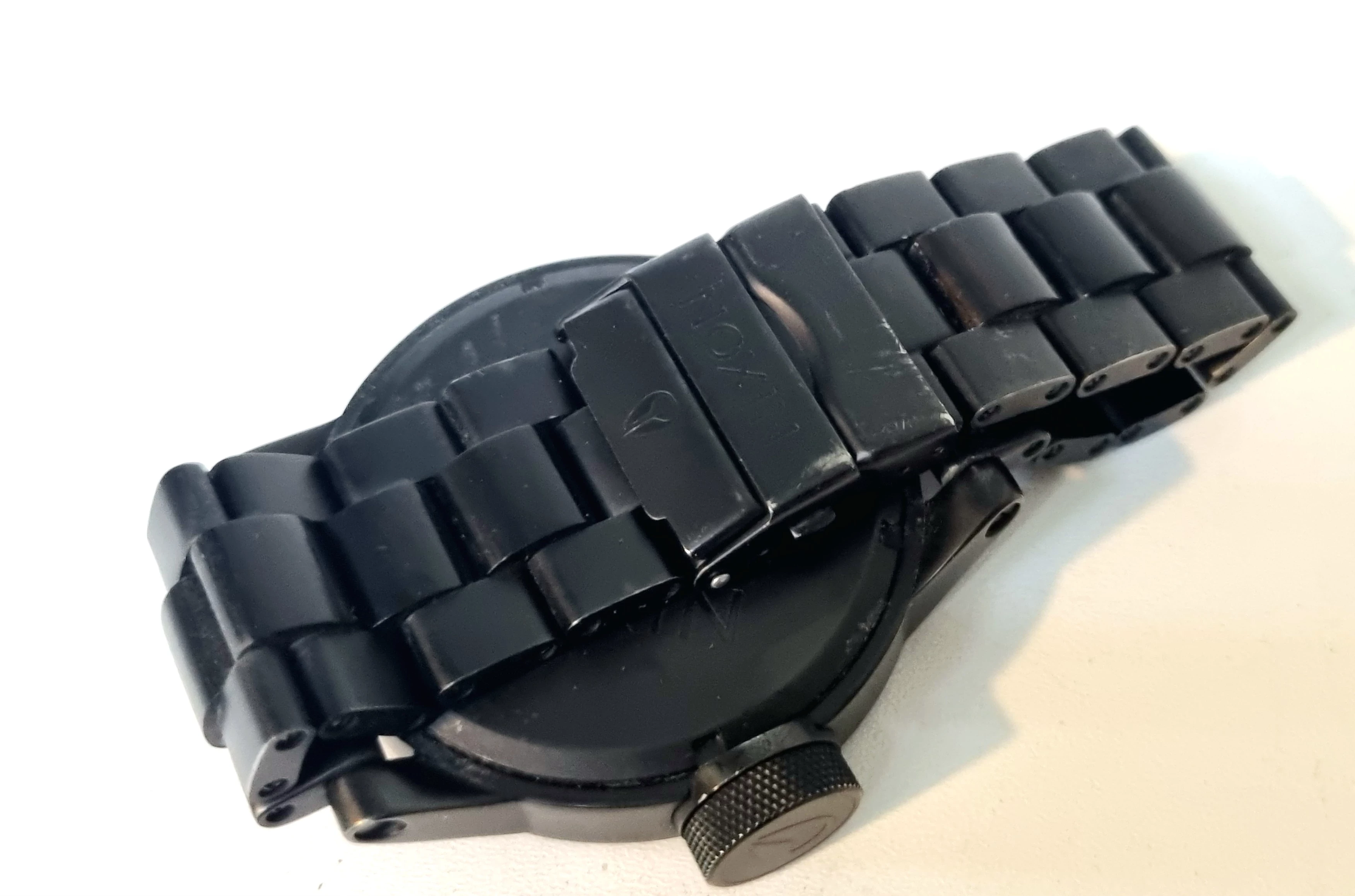 zegarek-nixon-chronicle-ss-czarny-na-bransolecie-ksztalt-koperty-129223-2