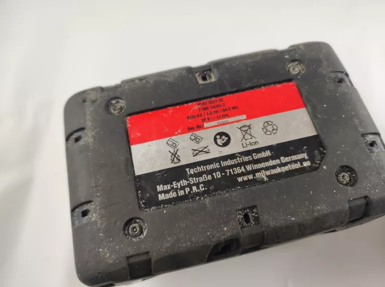 MILWAUKEE ŁADOWARKA V 28 C + 2AKU M28 BX 3.0AH ZESTAW