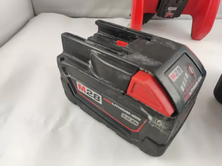 MILWAUKEE ŁADOWARKA V 28 C + 2AKU M28 BX 3.0AH ZESTAW
