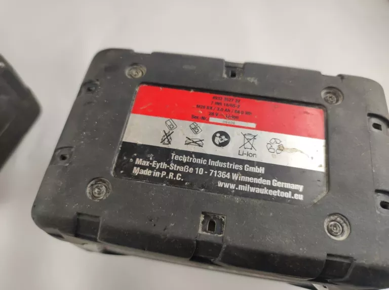 MILWAUKEE ŁADOWARKA V 28 C + 2AKU M28 BX 3.0AH ZESTAW