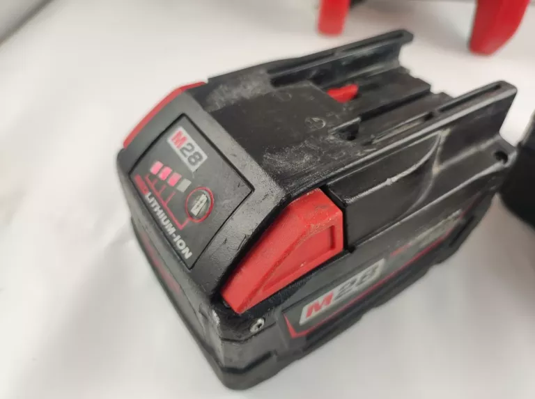 MILWAUKEE ŁADOWARKA V 28 C + 2AKU M28 BX 3.0AH ZESTAW