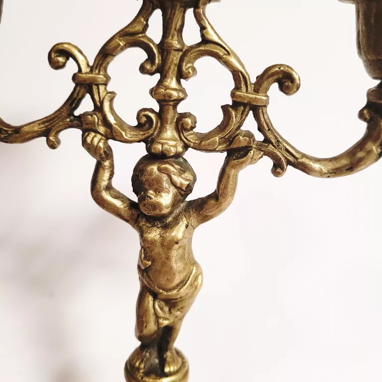 zdobiony-swiecznik-z-mosiadzu-z-aniolem-i-reliefami-ean-gtin-5906647677221