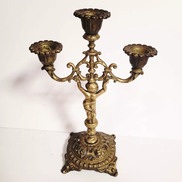 zdobiony-swiecznik-z-mosiadzu-z-aniolem-i-reliefami-kod-producenta-kds23