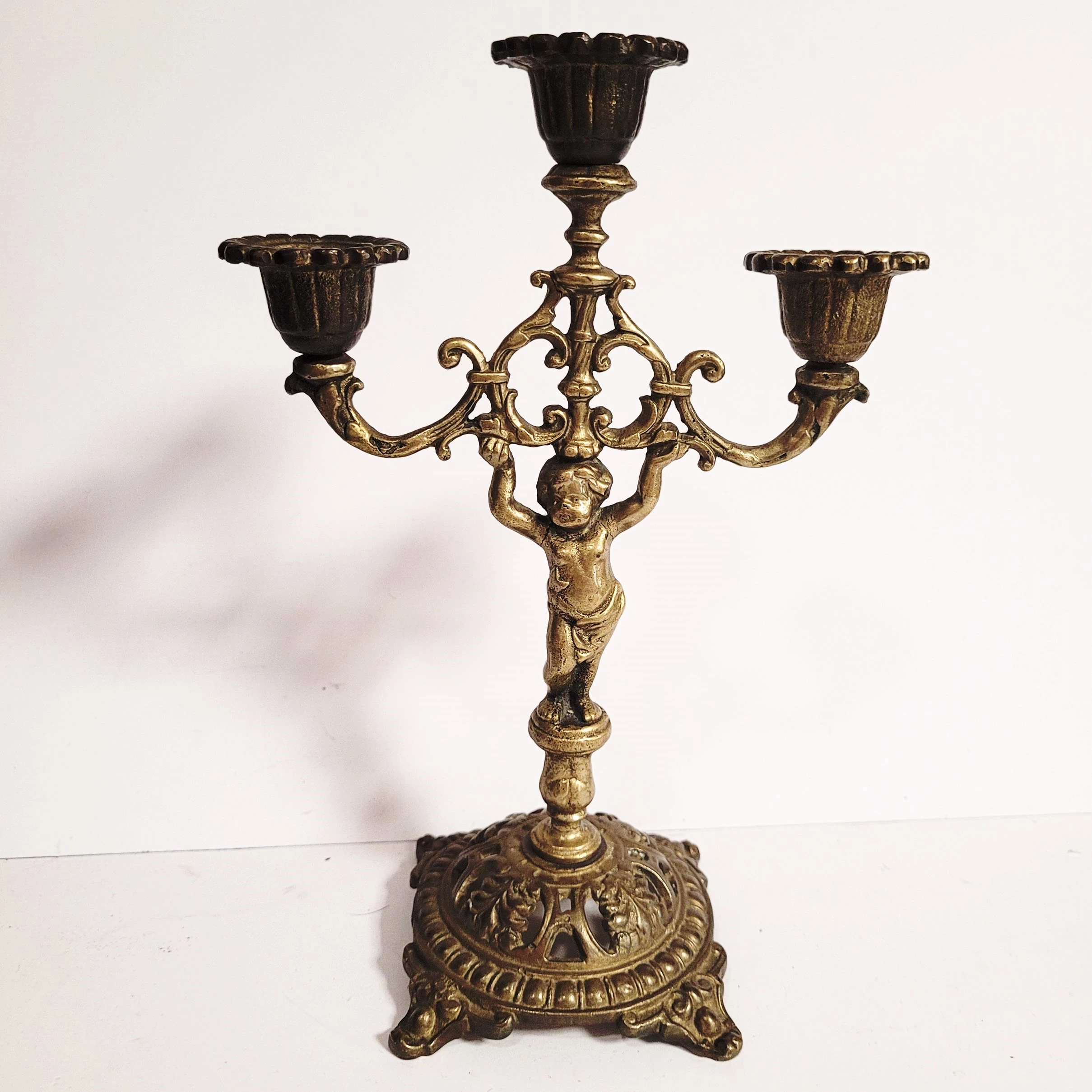 zdobiony-swiecznik-z-mosiadzu-z-aniolem-i-reliefami-aleja-wolnosci-15b-czestochowa-sj