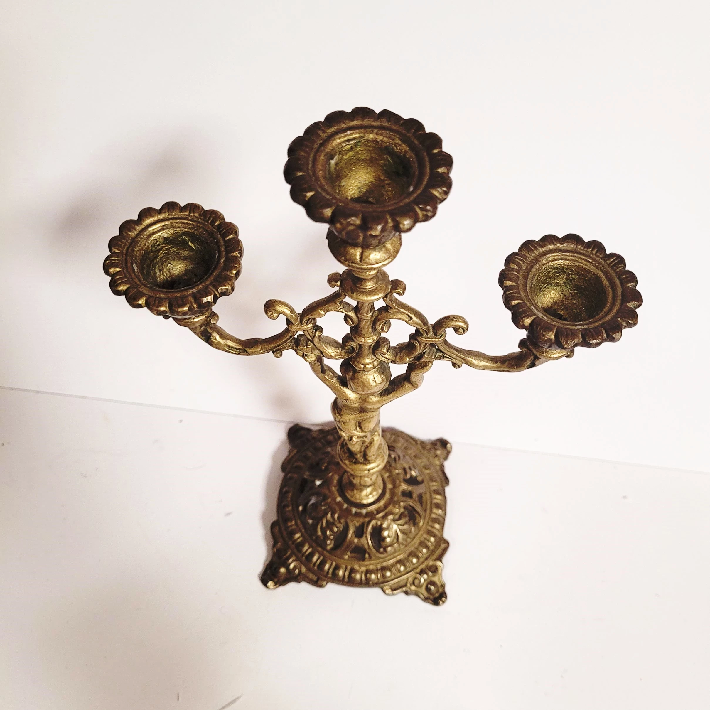 zdobiony-swiecznik-z-mosiadzu-z-aniolem-i-reliefami-wysokosc-produktu-1200