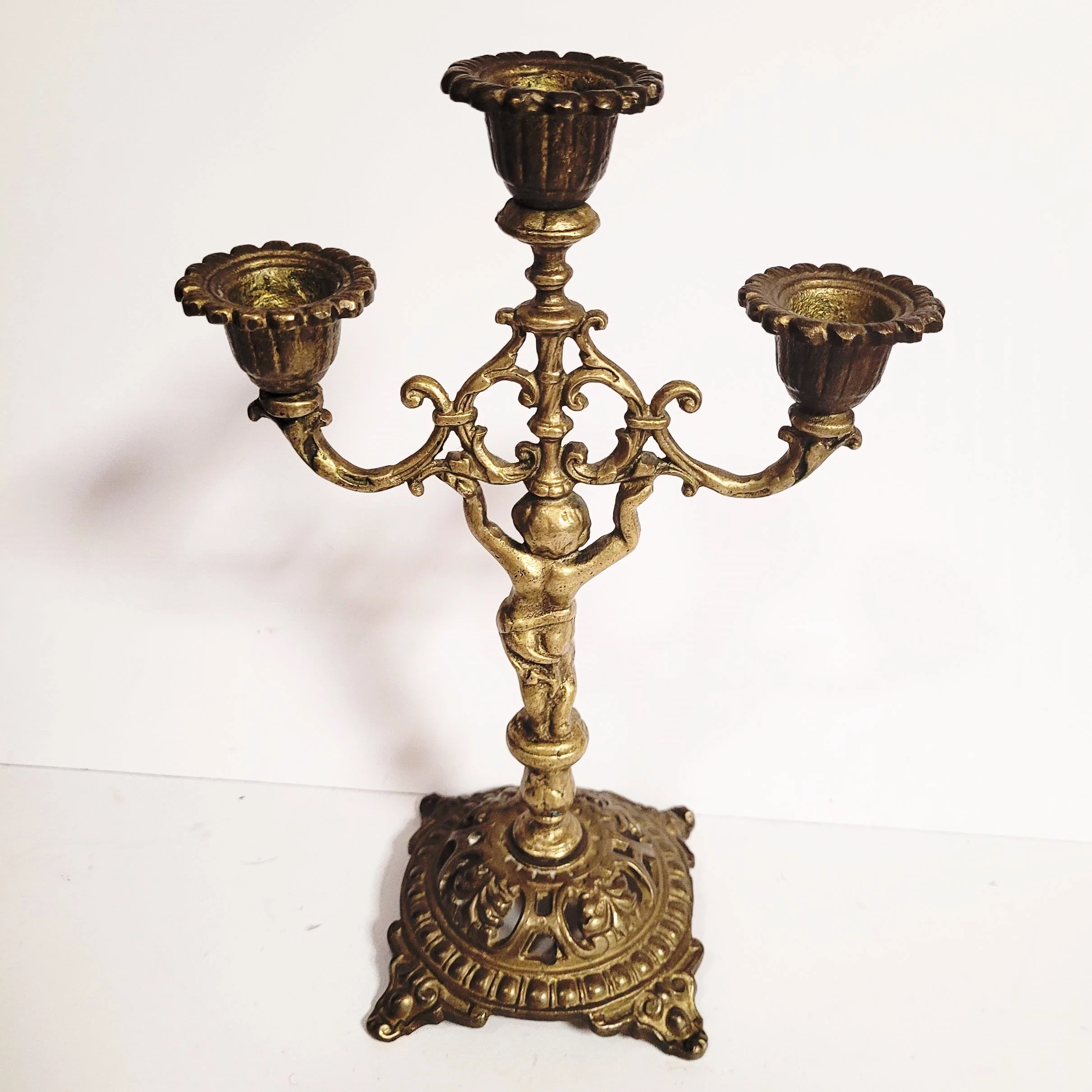 zdobiony-swiecznik-z-mosiadzu-z-aniolem-i-reliefami-kod-producenta-kds23