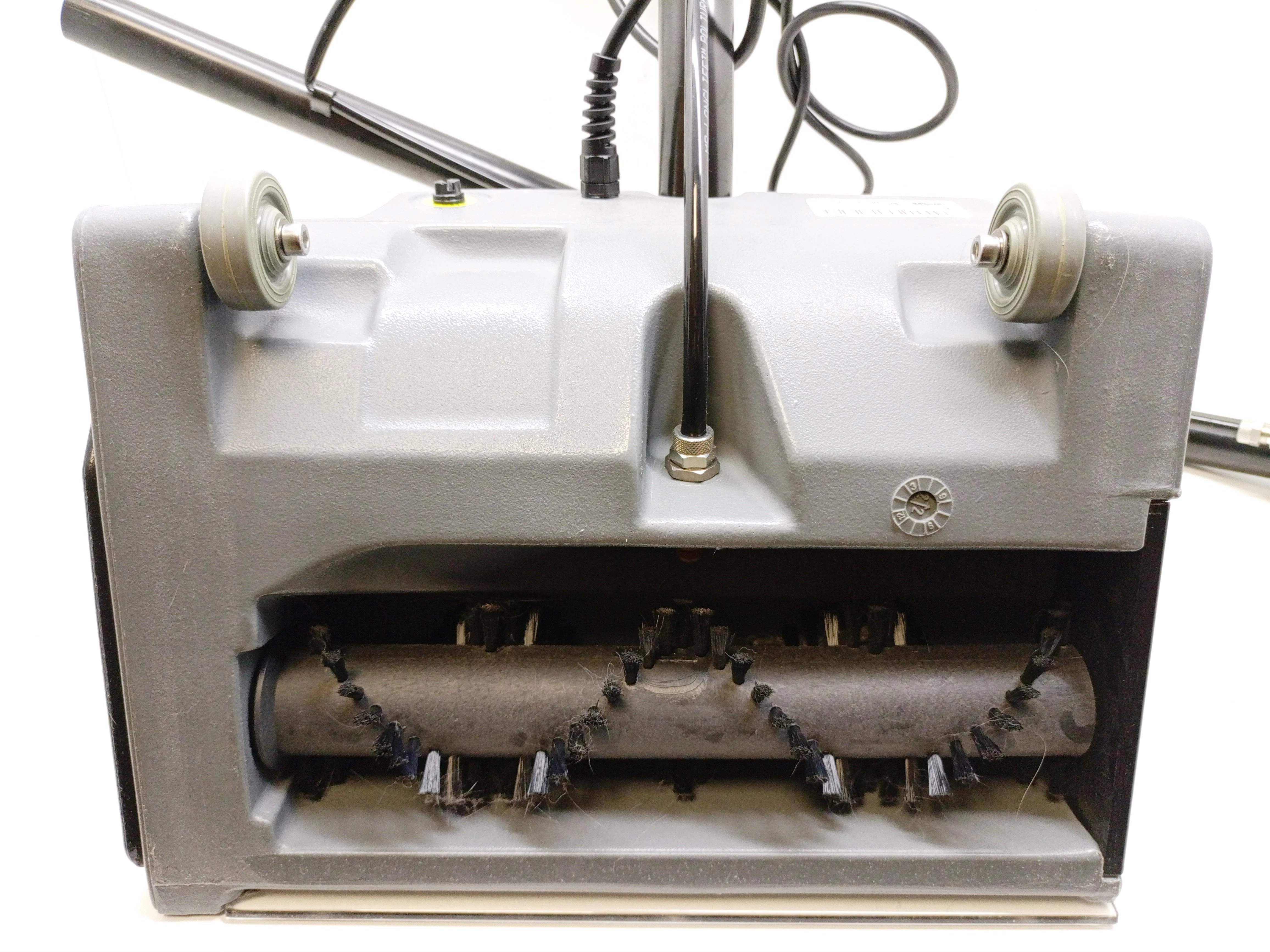 elektroszczotka-karcher-pw-301-pojemnosc-zbiornika-na-czysta-wode-000