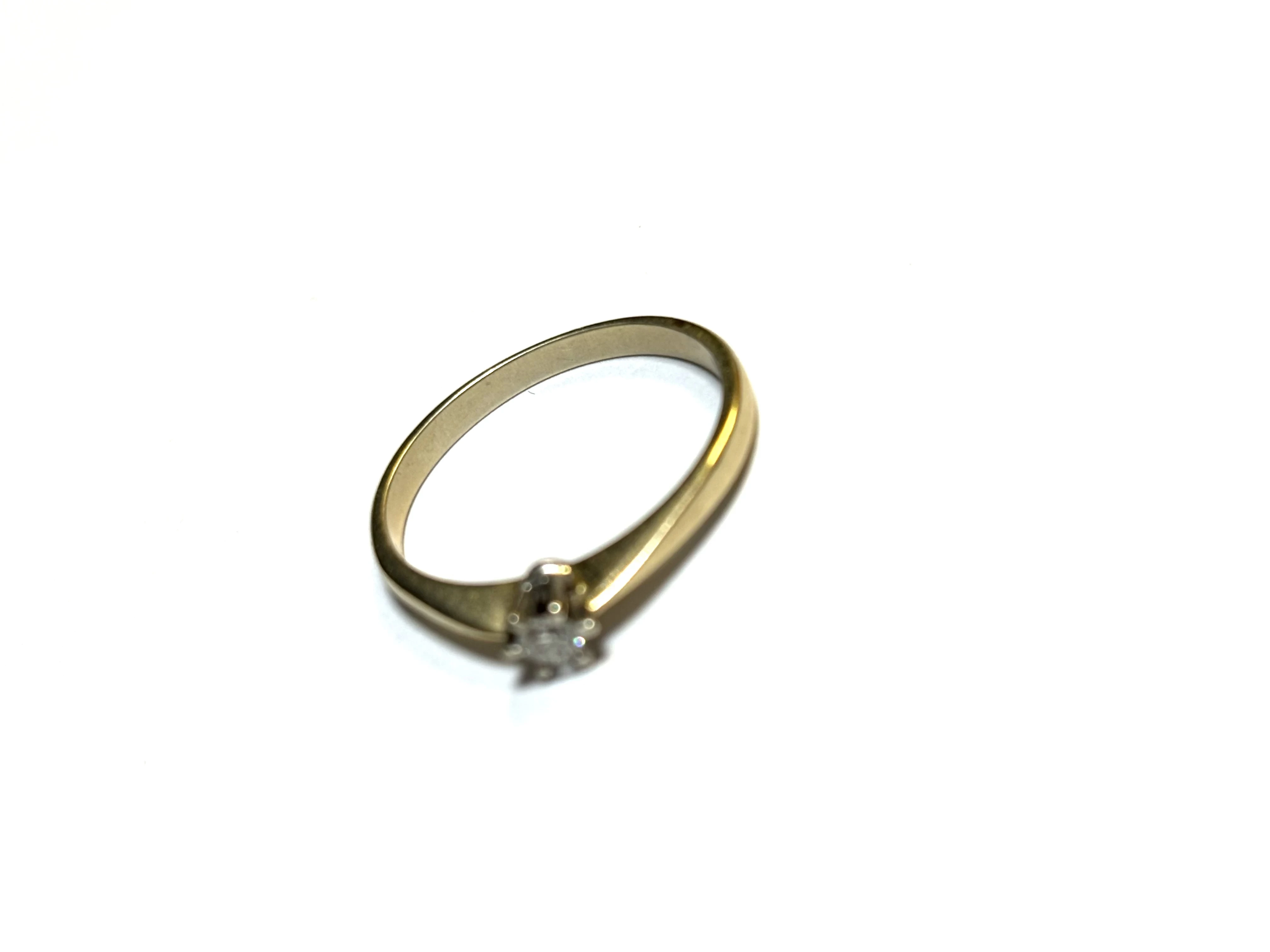 zloty-pierscionek-z-brylantem-585-197g-16r-material-15835-2