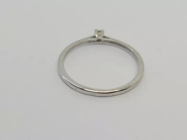 ÉTERNEL PIERŚCIONEK Z BIAŁEGO ZŁOTA Z DIAMENTEM YES 0,05CT 1,15G CERTYFIKA